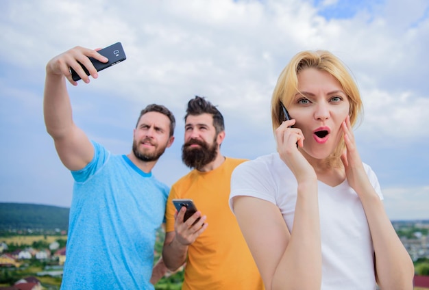 Portrait de personnes occupées parlant sur le téléphone mobile Amis gro