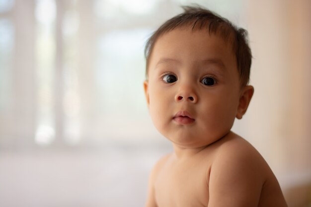 Portrait d'un petit bébé sur le lit