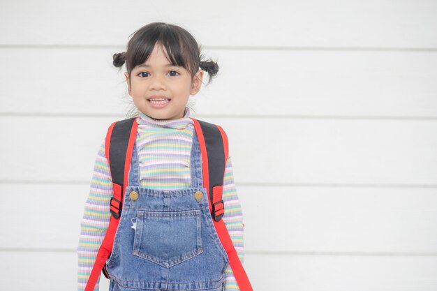 Portrait d'un petit enfant asiatique heureux sur fond blanc