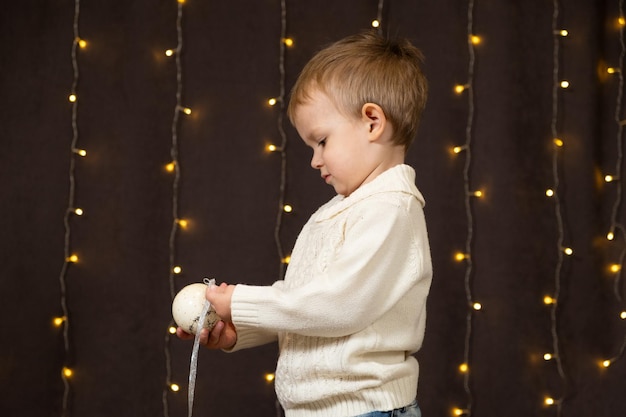 Portrait d'un petit enfant heureux jouant avec des jouets de Noël