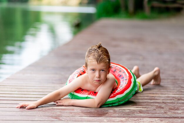 Portrait d'un petit enfant joyeux