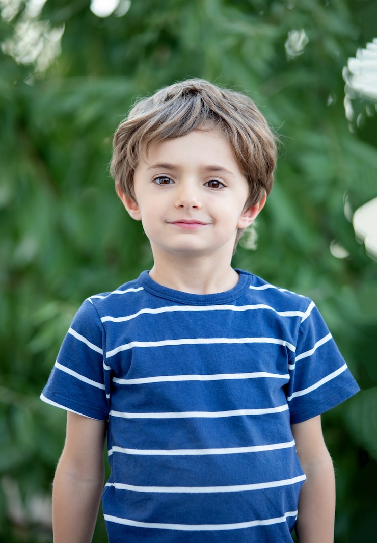 Photo portrait d&#39;un petit enfant sur le terrain