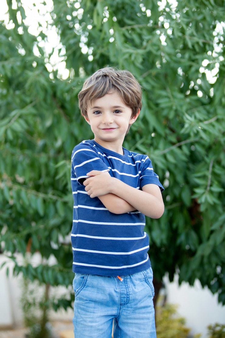 Photo portrait d&#39;un petit enfant sur le terrain