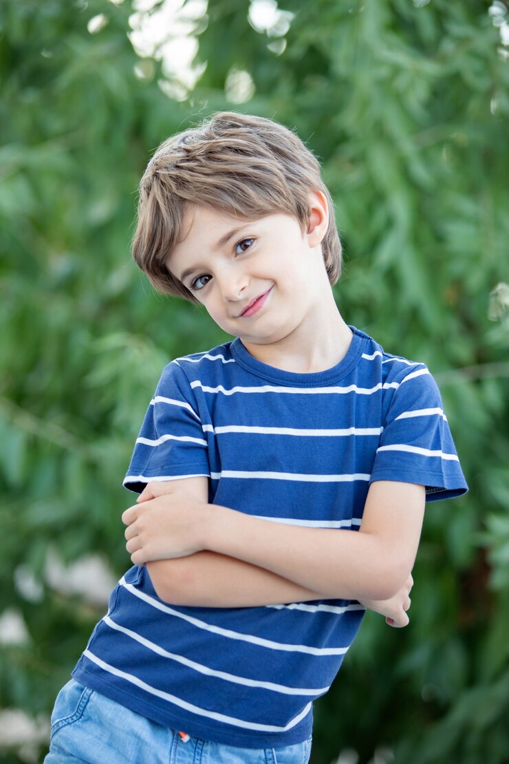 Photo portrait d&#39;un petit enfant sur le terrain