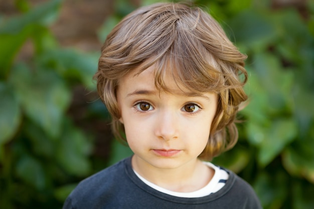 Portrait d&#39;un petit enfant sur le terrain