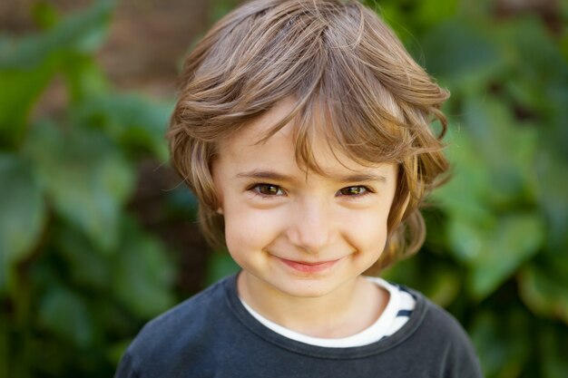 Portrait d&#39;un petit enfant sur le terrain