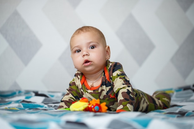 Portrait d'un petit garçon de 8 mois et souriant. Santé et développement des enfants