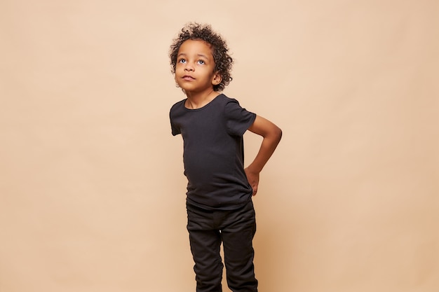 Portrait de petit garçon afro-américain noir isolé