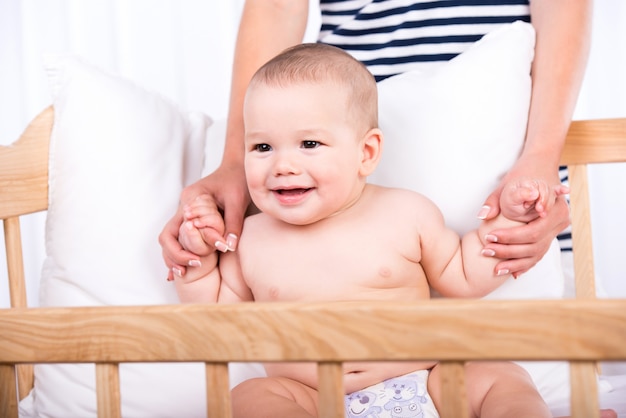 Portrait d&#39;un petit garçon au berceau à la maison.