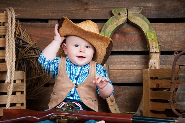 Portrait d'un petit garçon au décor de cow-boy