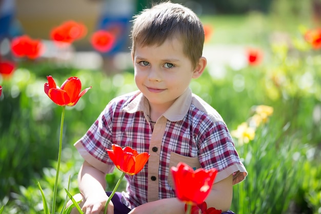 Portrait d'un petit garçon aux tulipes