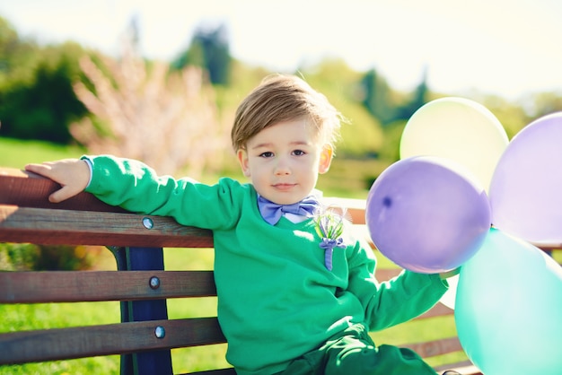 Portrait d'un petit garçon avec des ballons