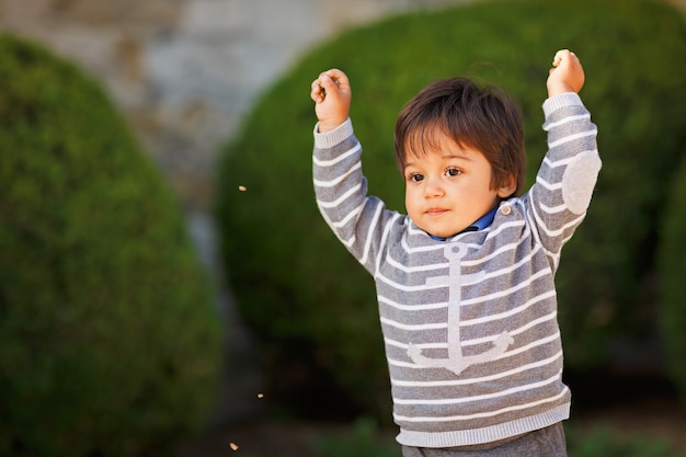 Portrait d'un petit garçon beau bébé oriental jouant en plein air dans le parc