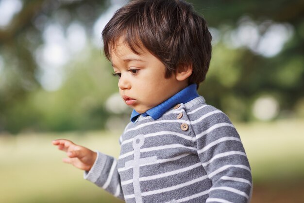 Portrait d'un petit garçon beau bébé oriental jouant en plein air dans le parc