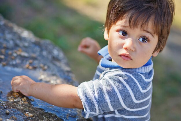 Portrait d'un petit garçon beau bébé oriental jouant en plein air dans le parc