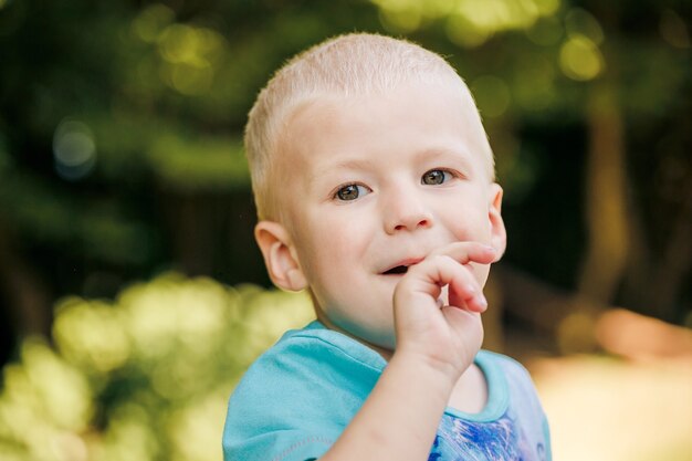 Portrait de petit garçon blond souriant