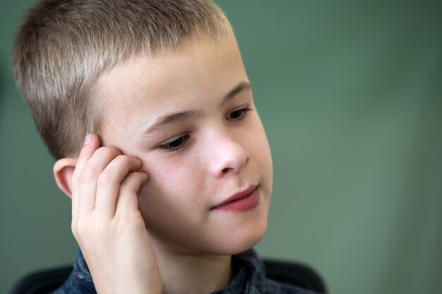 Portrait d'un petit garçon blond