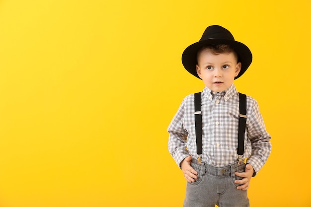 Portrait de petit garçon élégant sur fond de couleur