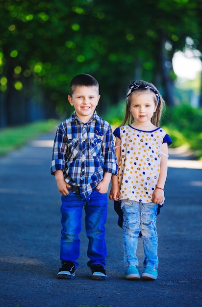 Portrait de petit garçon et fille à l'extérieur