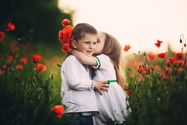 Portrait de petit garçon et fille à l'extérieur