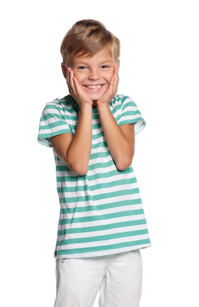 Portrait d'un petit garçon heureux isolé sur un fond blanc