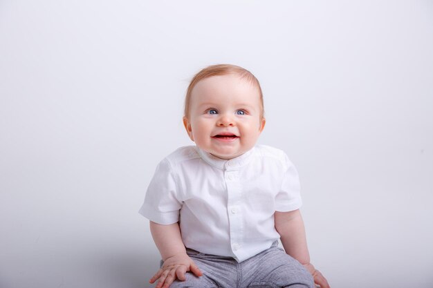 Portrait d'un petit garçon isolé sur fond blanc souriant