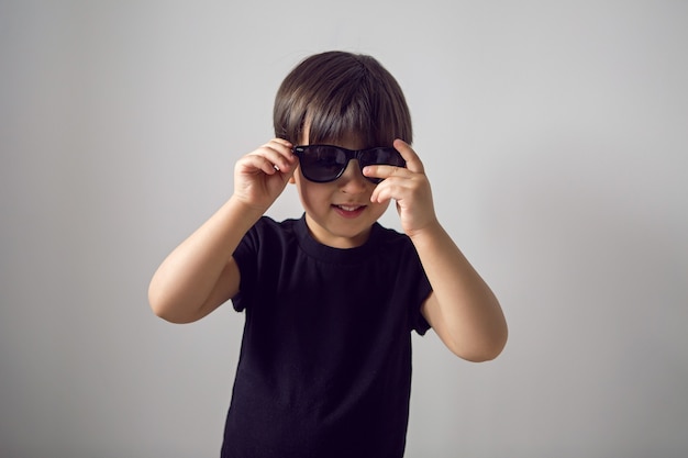 portrait petit garçon avec des lunettes de soleil