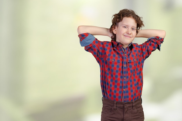 Portrait de petit garçon avec les mains jointes