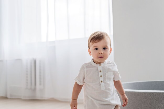 Portrait d'un petit garçon mignon dans une chambre d'enfants