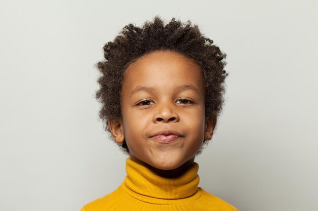 Portrait d'un petit garçon noir