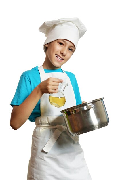 Portrait de petit garçon portant l'uniforme de chef sur fond blanc