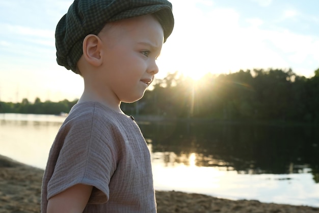 Portrait d'un petit garçon réfléchi à l'extérieur Concept de santé mentale pour enfants