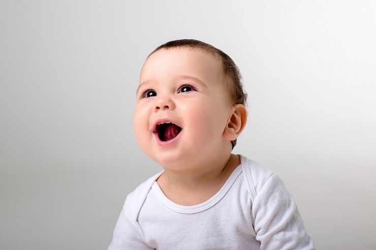 Photo portrait, de, a, petit garçon, regarder appareil-photo, dans, a, body blanc, sur, a, mur blanc