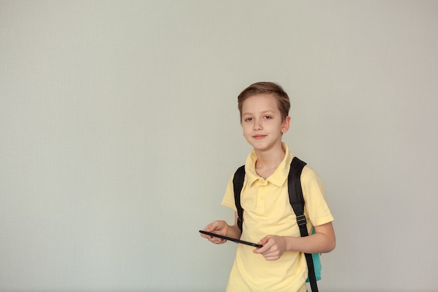 portrait d'un petit garçon avec un sac à dos