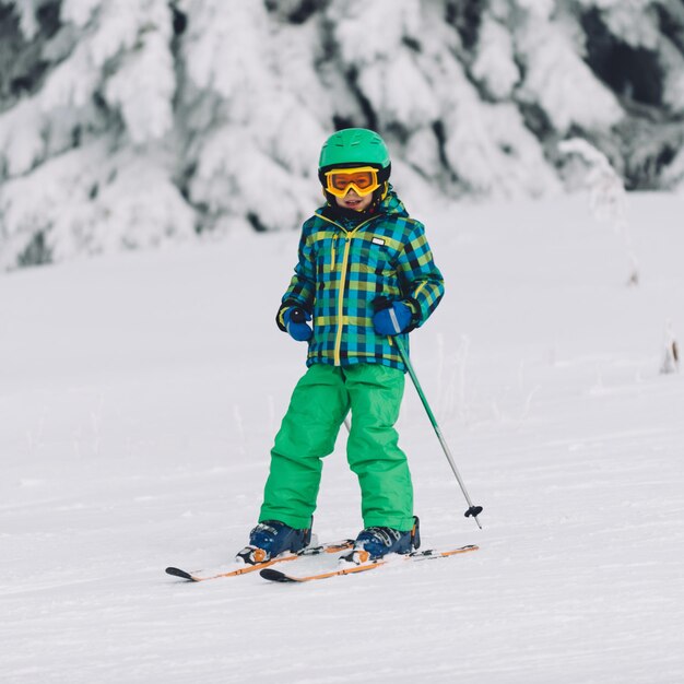portrait, de, petit garçon, ski