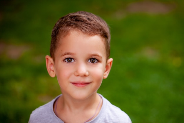 Photo portrait d'un petit garçon souriant