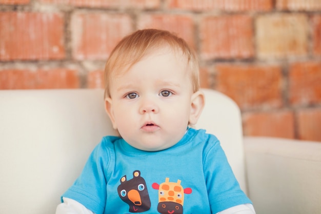 portrait d&#39;un petit garçon surpris dans la chambre