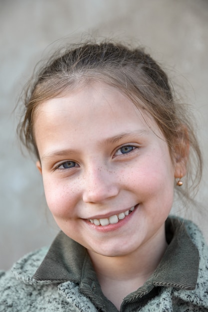 Portrait d'un petit, jeune jolie fille souriante, gros plan.