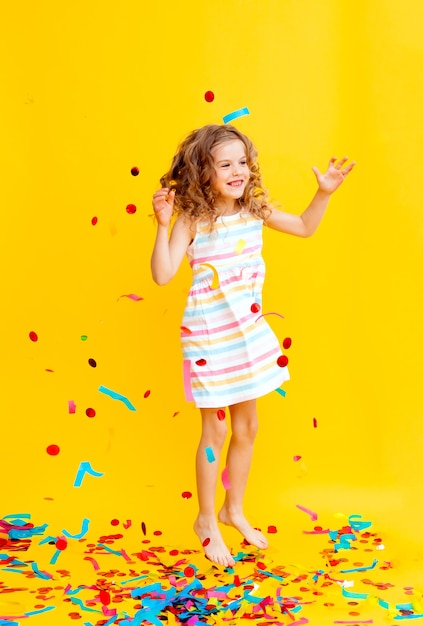 Portrait d'une petite belle fille célébrant son anniversaire.