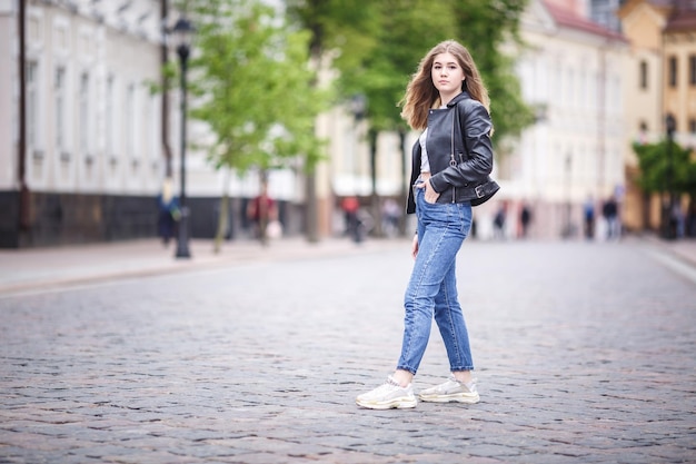 Portrait d'une petite belle fille élégante dans la rue urbaine de la ville