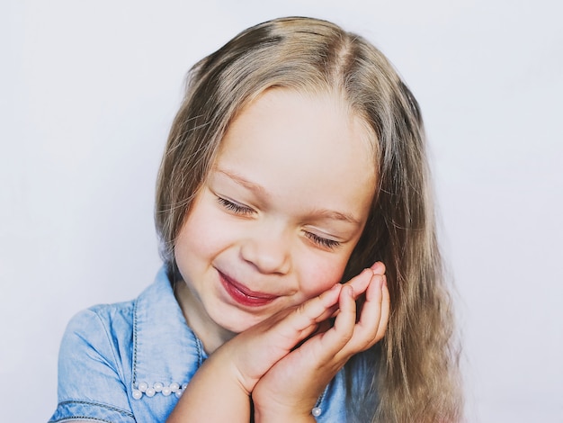 Portrait d'une petite belle petite fille, sur fond blanc