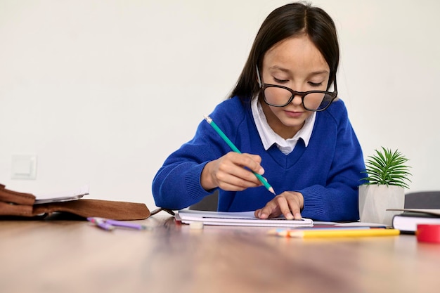 Un portrait d'une petite écolière dans la salle de classe