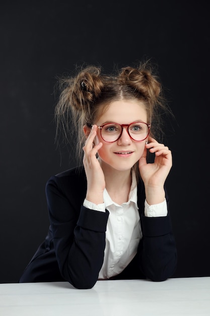 Portrait de petite écolière mignonne