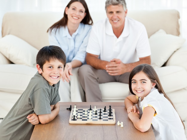 Portrait d&#39;une petite famille dans leur salon