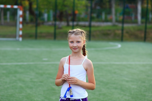 Portrait de petite fille sur l'aire de jeux