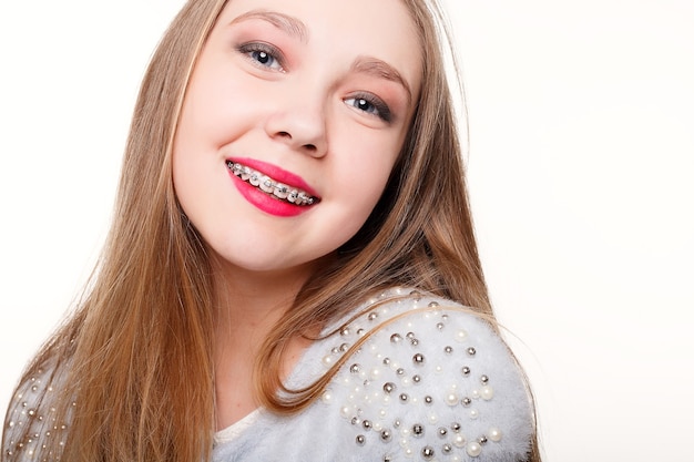 Portrait d'une petite fille avec appareil orthodontique.