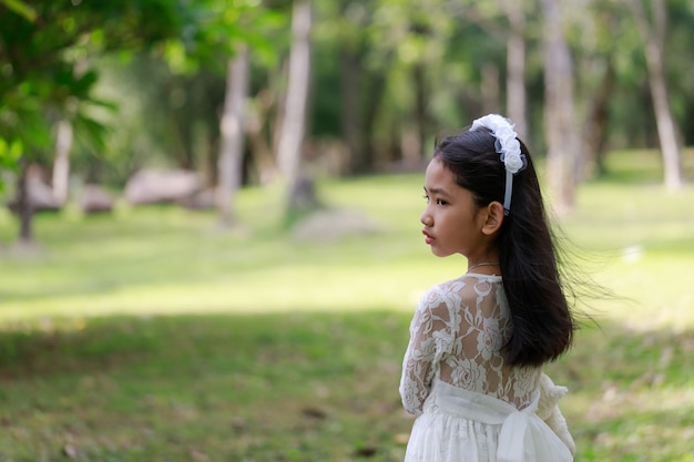 Portrait de petite fille asiatique debout