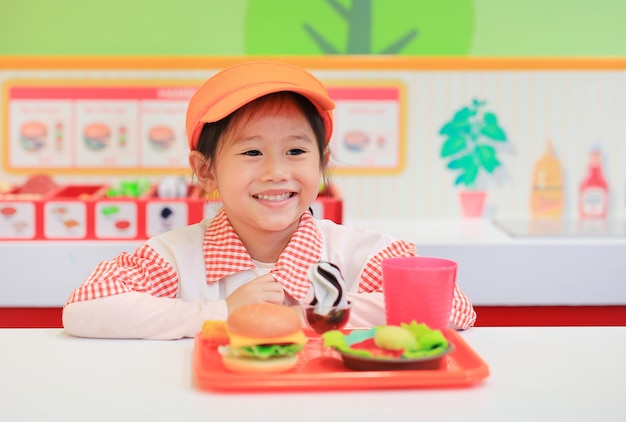 Portrait De Petite Fille Asiatique Enfant Jouant Dans La Boutique De Restauration Rapide.