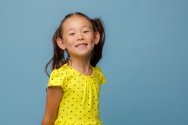 Photo portrait d'une petite fille asiatique souriante