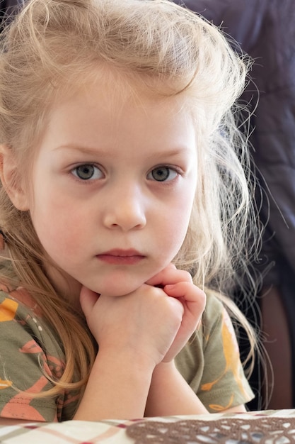 Portrait d'une petite fille au regard triste